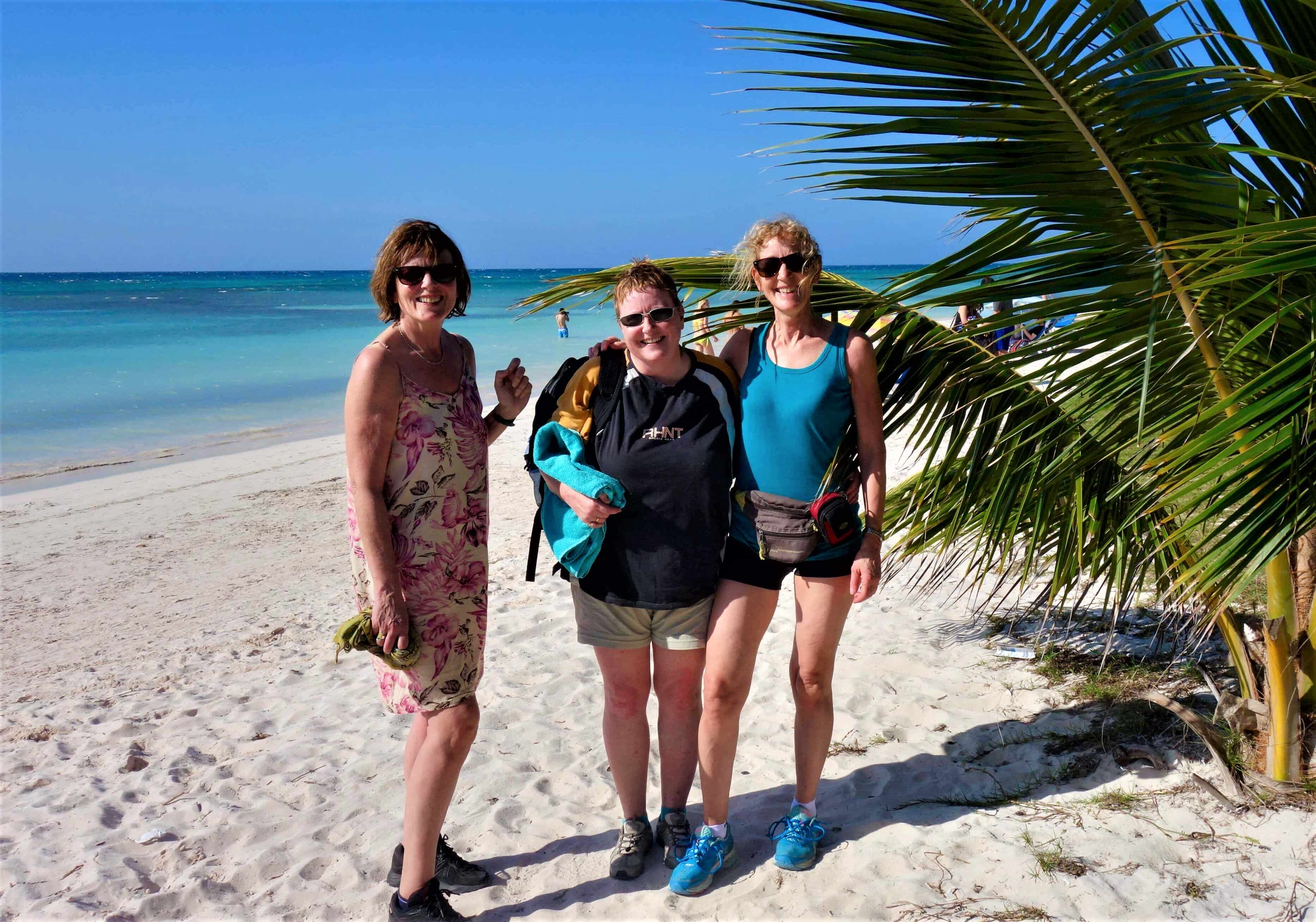 Siri og hennes venner på stranden i Cayo Jutias