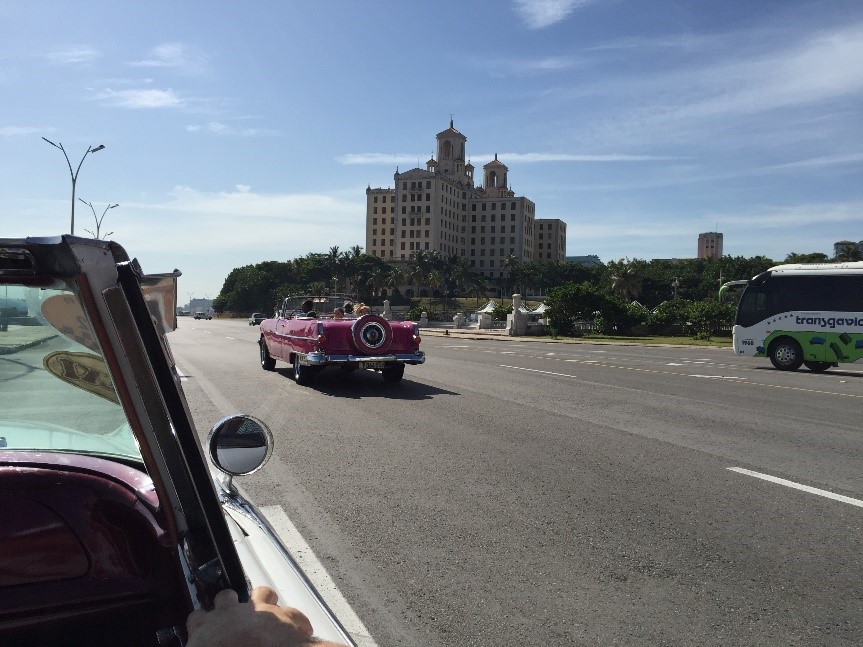 På din reise til Cuba med norsk reiseleder kjører dere en tur i åpen amerikaner