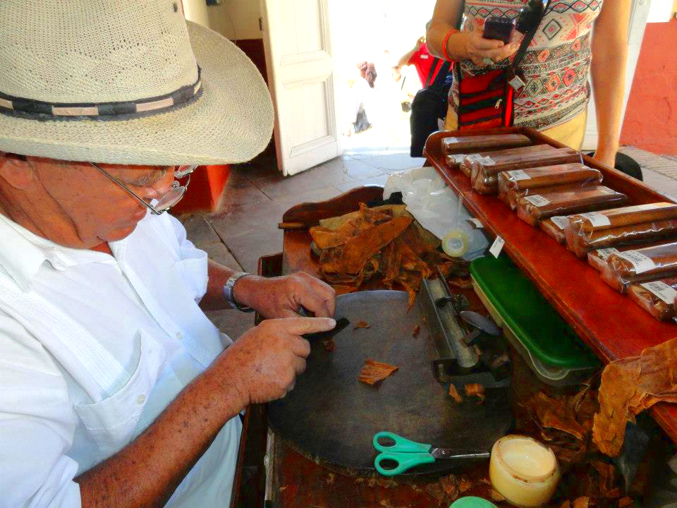 På reiser til Cuba kan du besøke en cubansk sigarfabrikk