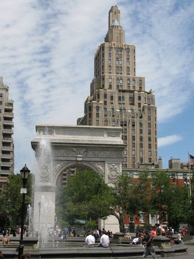 På en reise til New York ser du Washington Square Park